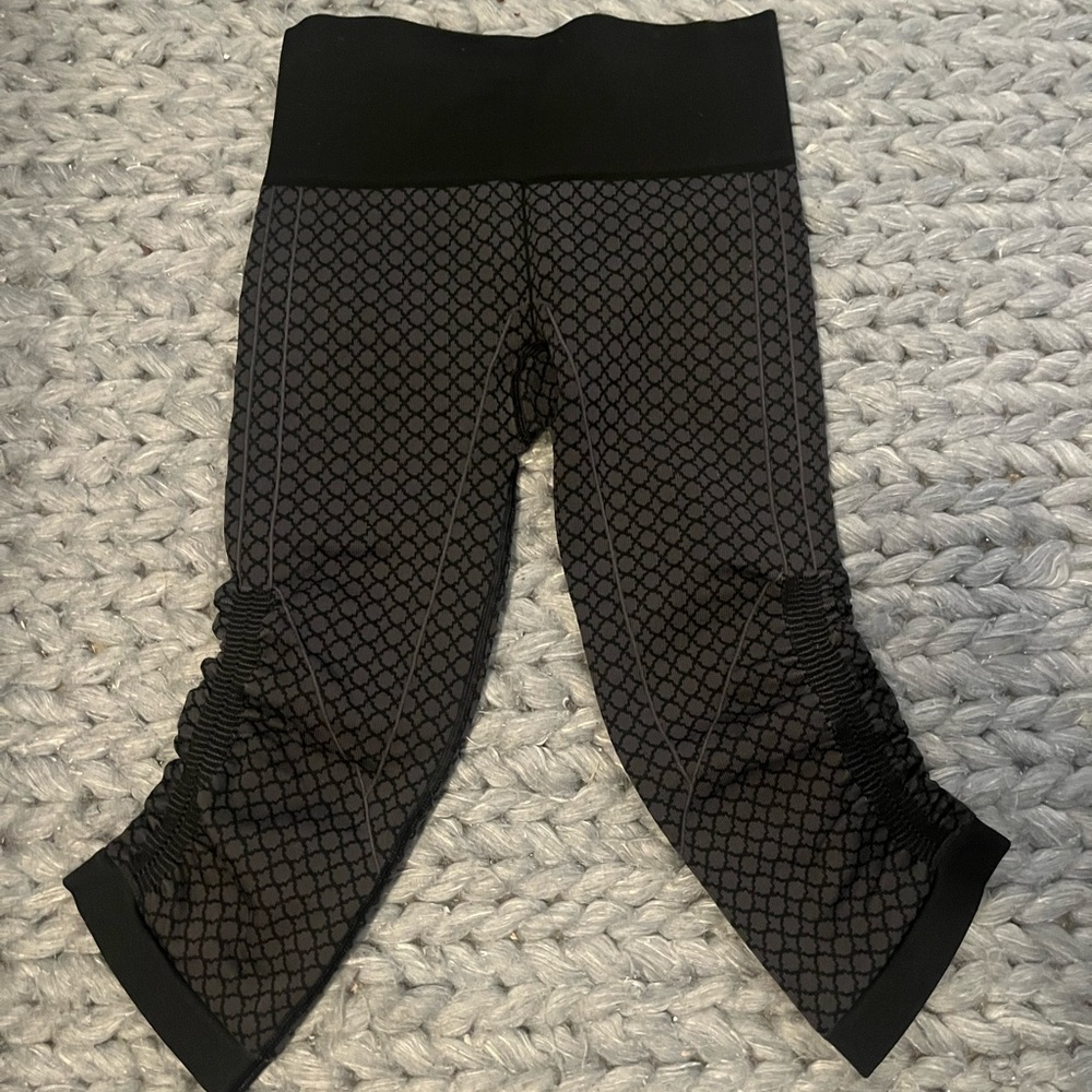 Lululemon in the flow crop yoga pants size 4